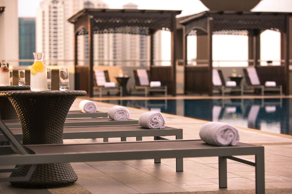 Renaissance Johor Bahru Hotel Zewnętrze zdjęcie The swimming pool at the hotel