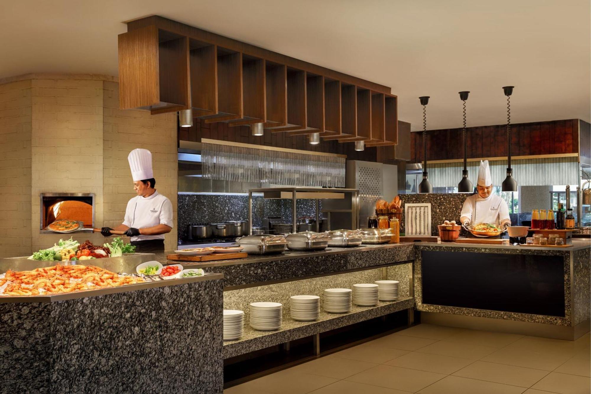 Renaissance Johor Bahru Hotel Zewnętrze zdjęcie A live kitchen at a hotel