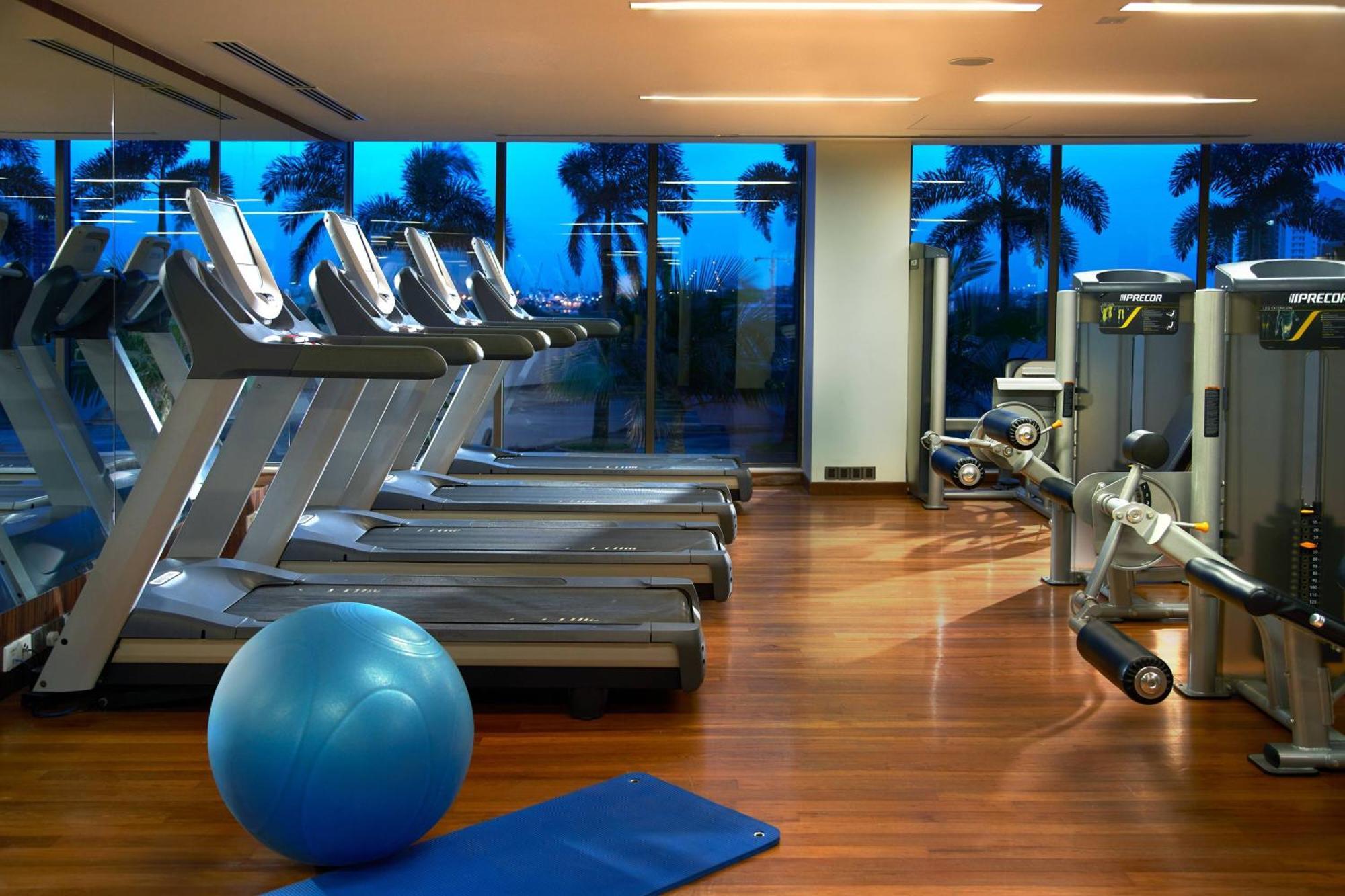 Renaissance Johor Bahru Hotel Zewnętrze zdjęcie The gym at the Westin Dubai