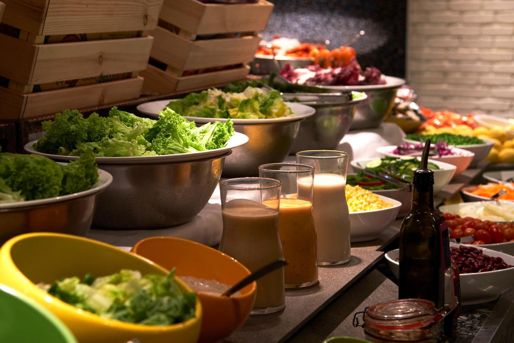Renaissance Johor Bahru Hotel Zewnętrze zdjęcie A salad bar