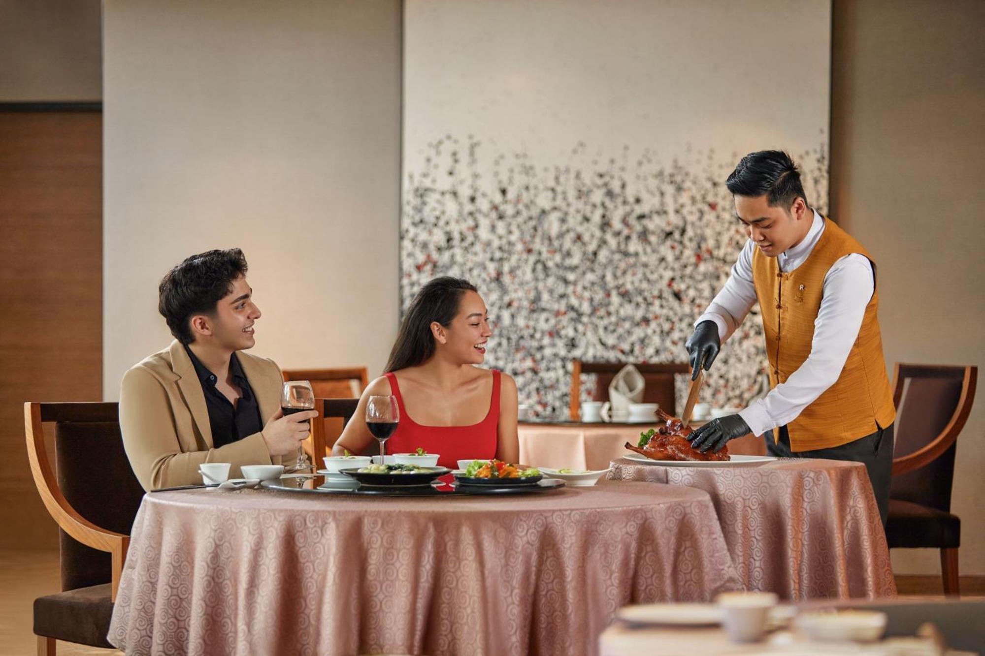 Renaissance Johor Bahru Hotel Zewnętrze zdjęcie A butler serving food at a restaurant