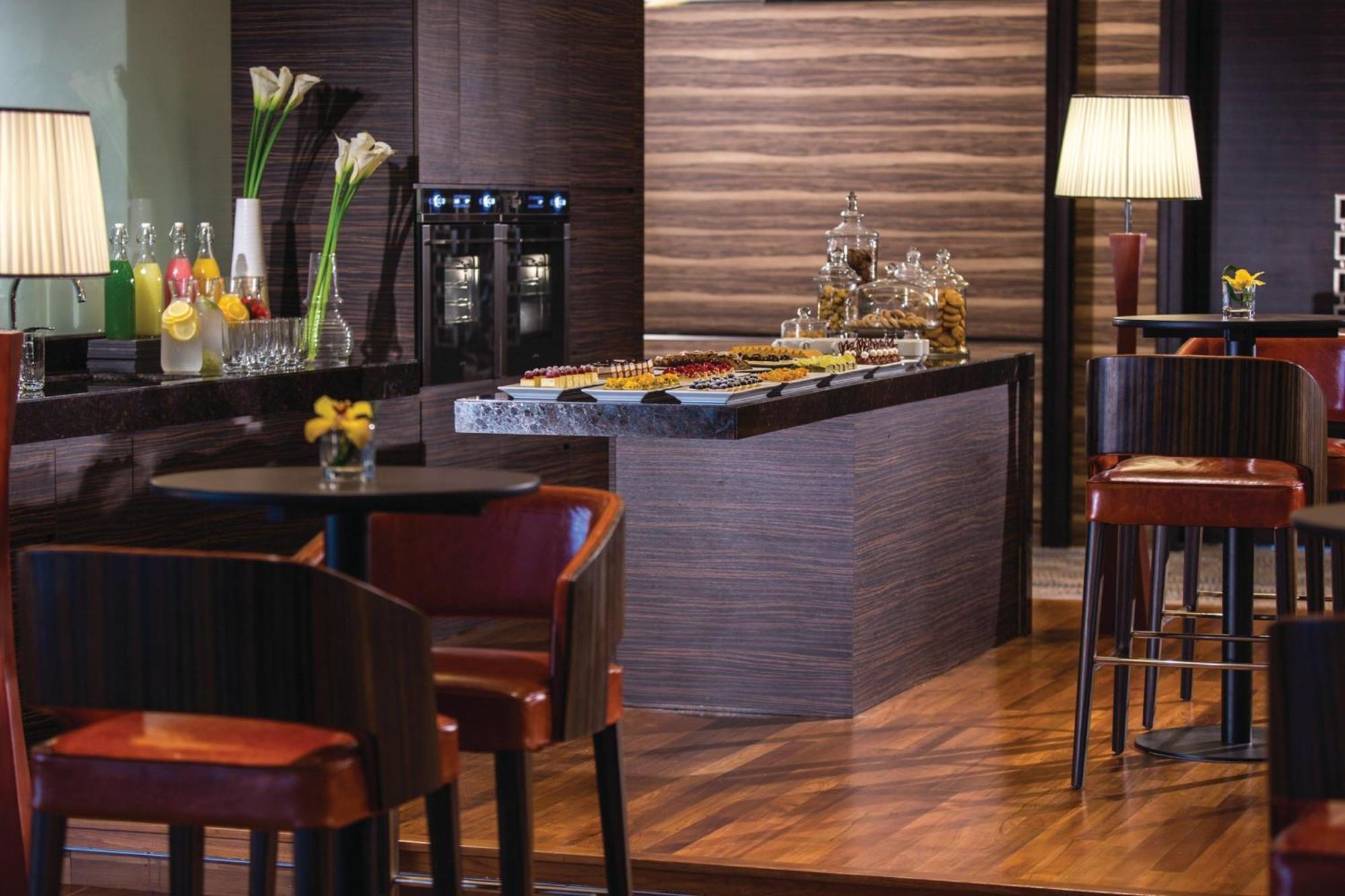 Renaissance Johor Bahru Hotel Zewnętrze zdjęcie The Club lounge at Hong Kong International Airport