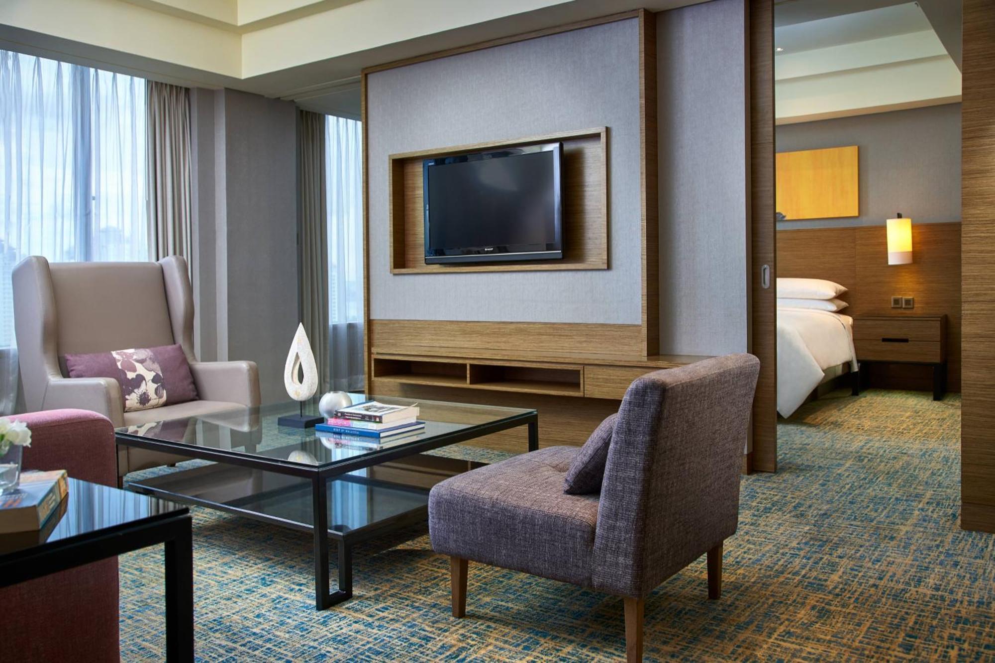 Renaissance Johor Bahru Hotel Zewnętrze zdjęcie A suite at the hotel