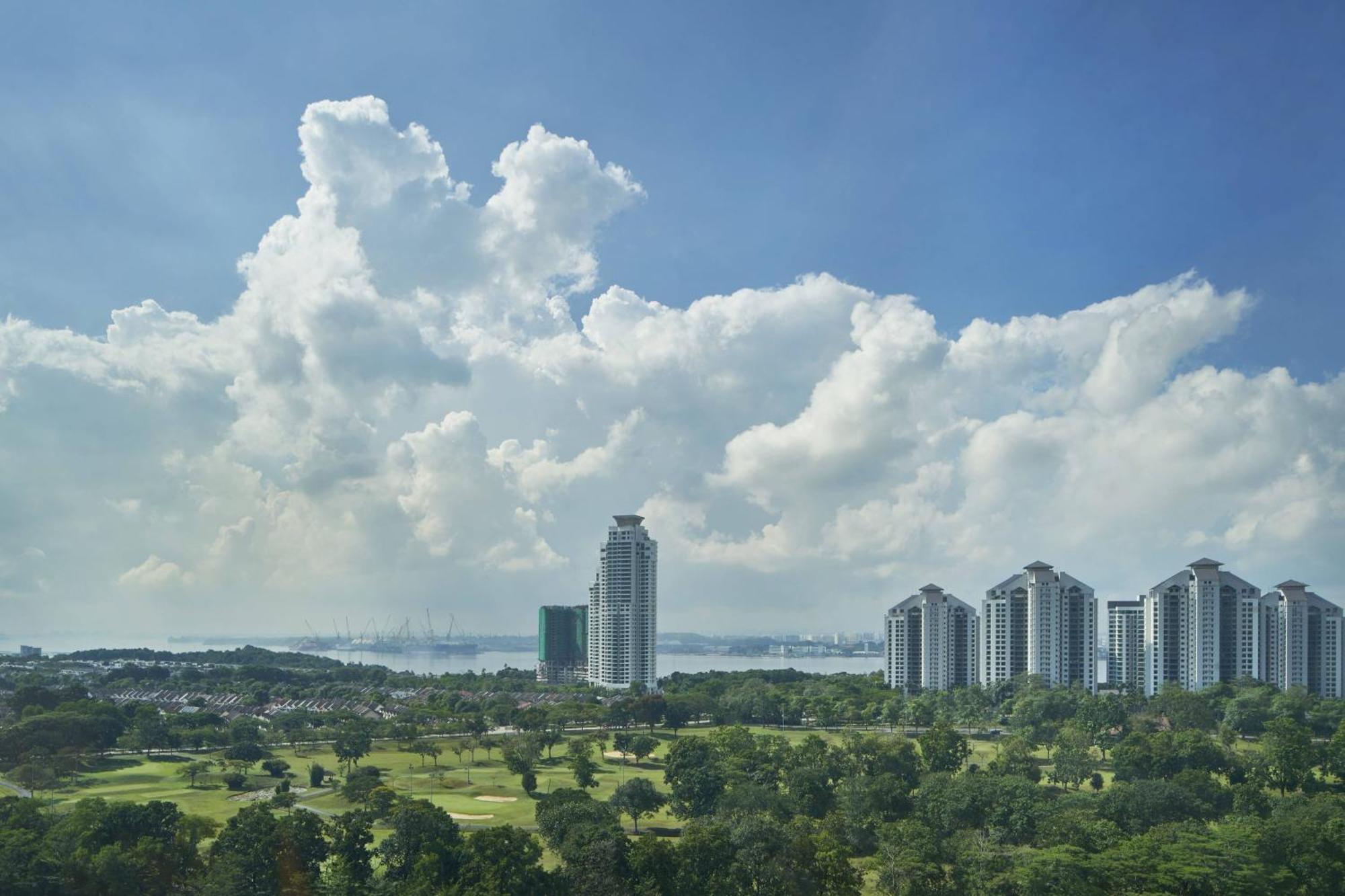 Renaissance Johor Bahru Hotel Zewnętrze zdjęcie View of the Marina East area