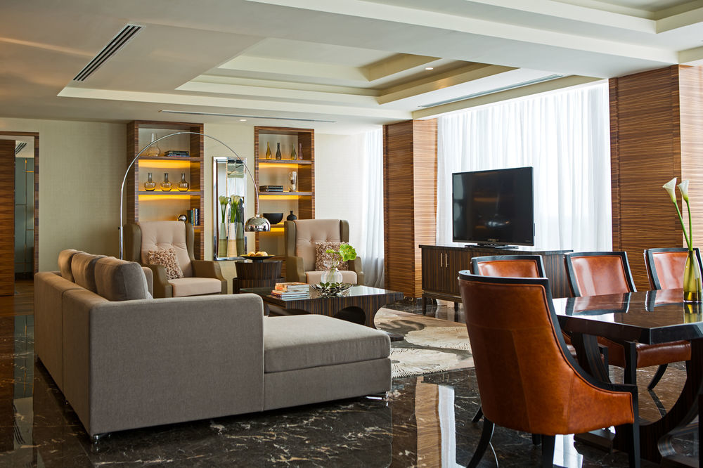 Renaissance Johor Bahru Hotel Zewnętrze zdjęcie A living room in a suite at the hotel
